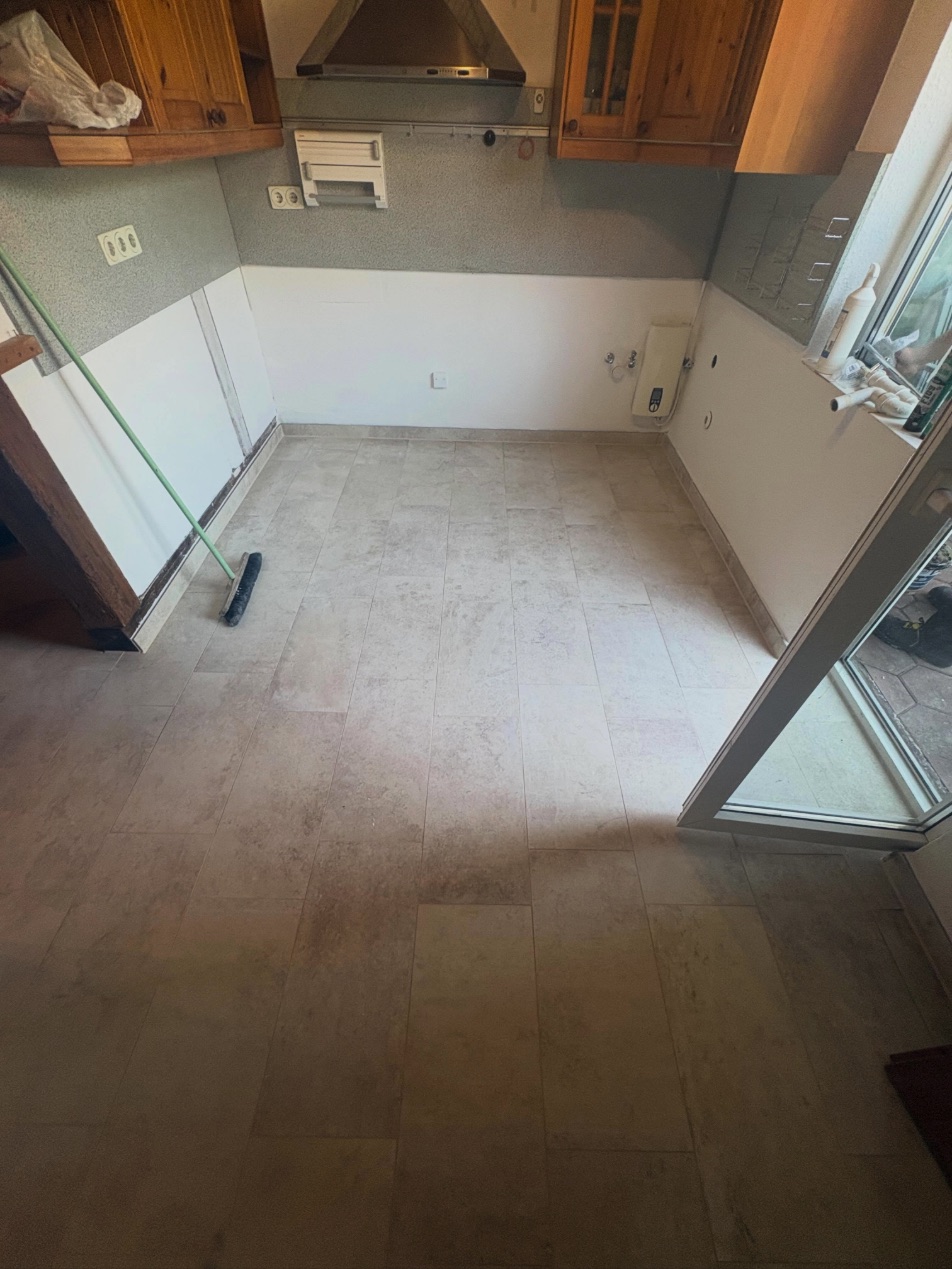 Küche nachher: neue helle Bodenfliesen mit Sockelfliesen